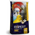 Vaečné krmivo pre všetky vtáky. Vaječná zmes pre vtákov. Eggfood birds